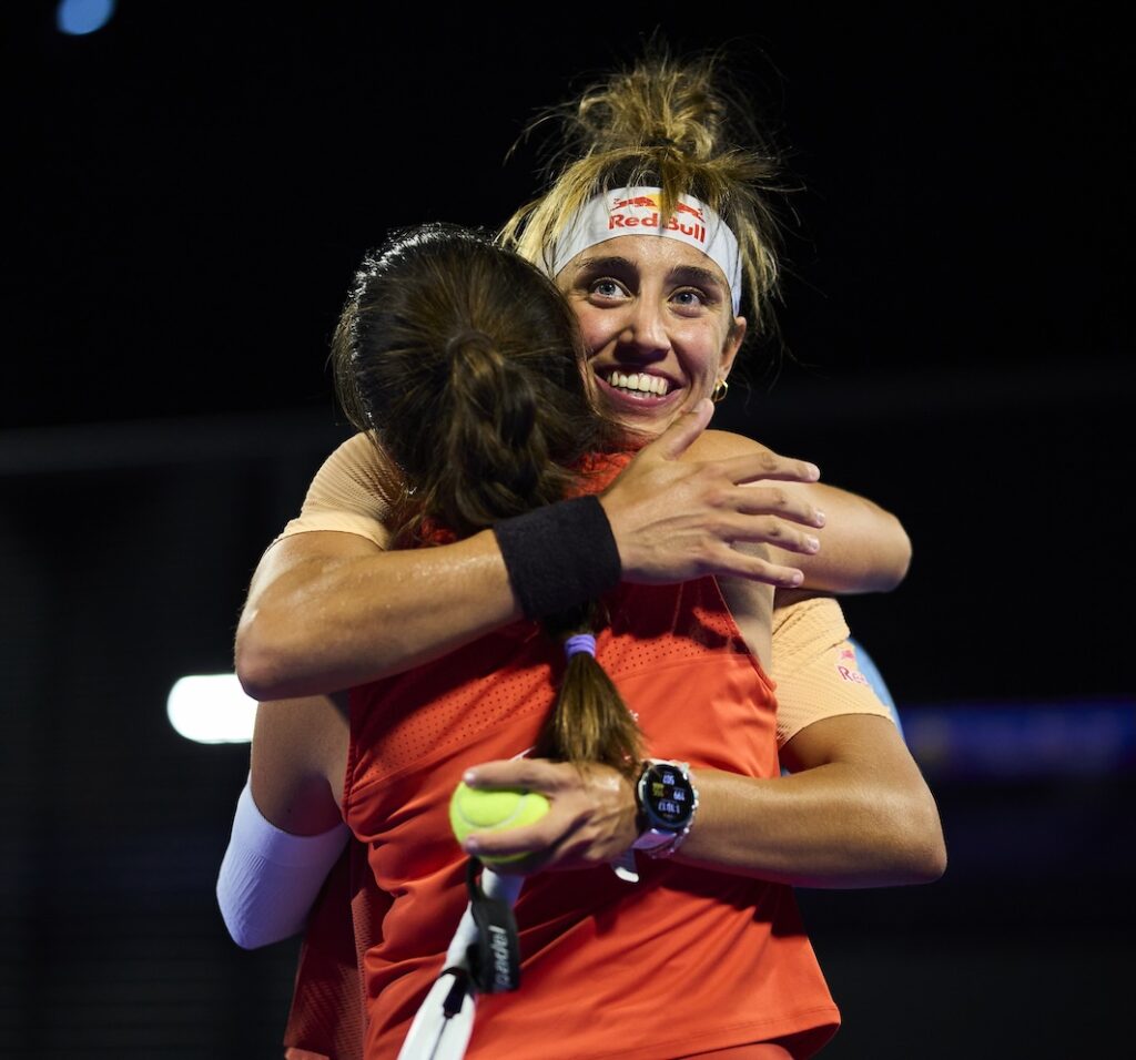 Bea González and Paula Josemaría.